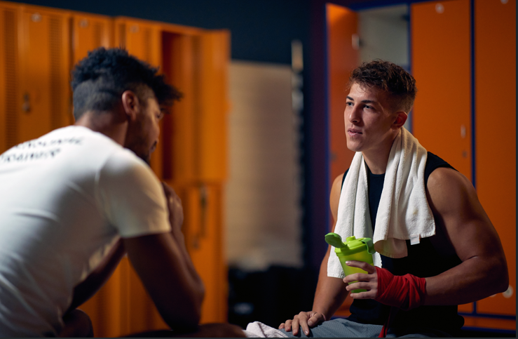 Twee mannen gesprek in kleedkamer